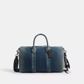Compass Bag 35 aus regenerativer Baumwoll-Denim-Mischung mit Anhängern