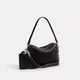 Dakota-Umhängetasche aus «Loved Leather» mit Anhängern