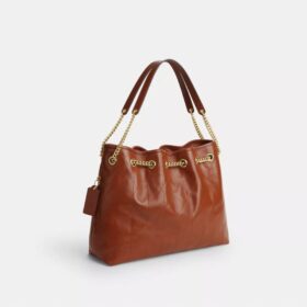 Evelyn-Schultertasche mit Steppung und Anhänger