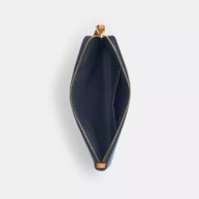 Grosse Handgelenktasche mit Reissverschluss an der Ecke aus charakteristischem Denim