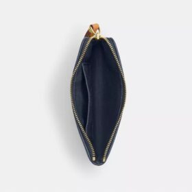 Handgelenktasche mit Reissverschluss an der Ecke aus charakteristischem Denim
