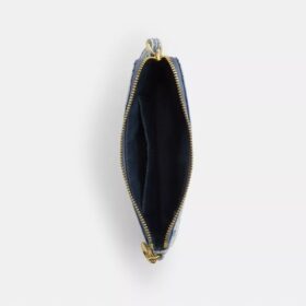Handgelenktasche mit Reissverschluss an der Ecke aus Loved Denim mit Anhängern