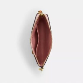 Handgelenktasche mit Reissverschluss an der Ecke aus Signature Canvas mit Anhängern