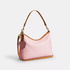 Laurel-Schultertasche aus Signature Canvas mit Anhängern