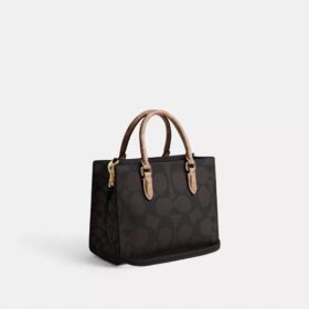 Maggie Small Tote Bag aus «Signature Canvas» mit Blockmuster