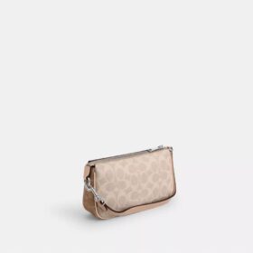 Nolita 19 aus «Blocked Signature Canvas»