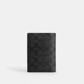 Passhülle aus Signature Canvas mit Aufnähern