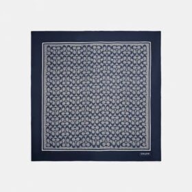Quadratischer Seidenschal mit strukturiertem Signature-Print