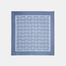 Quadratischer Seidenschal mit strukturiertem Signature-Print