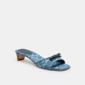Sandaletten mit Schleife und Kitten-Absatz aus charakteristischem Denim