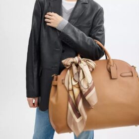 Seiden-Quadratschal mit «Stacked Tabby Taschen»-Print